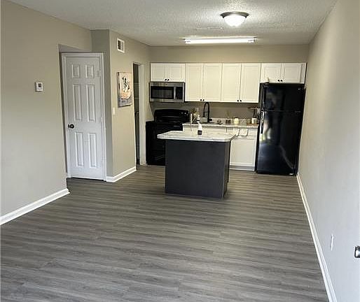 3rd image of 3923 Jackson Ave #B1