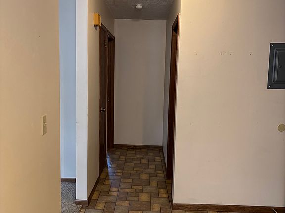 Hall to bathroom and bedroom