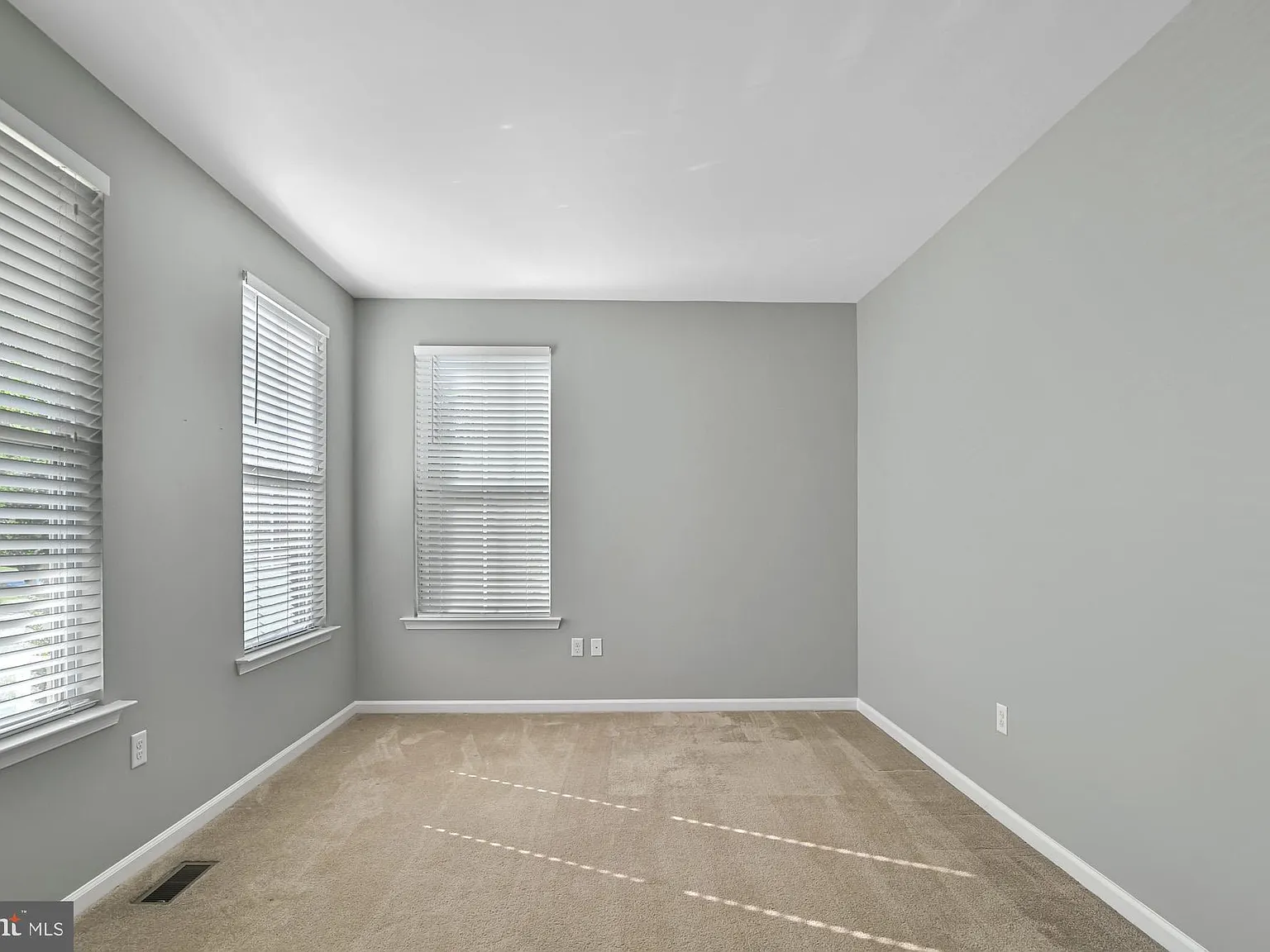 4 bed, 2.5 bath, 2800 sqft, $3,400 — Photo 4