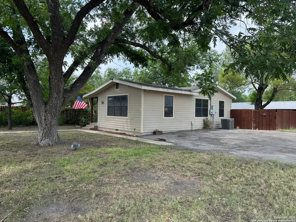 218 E Antonio, Uvalde, TX 78801