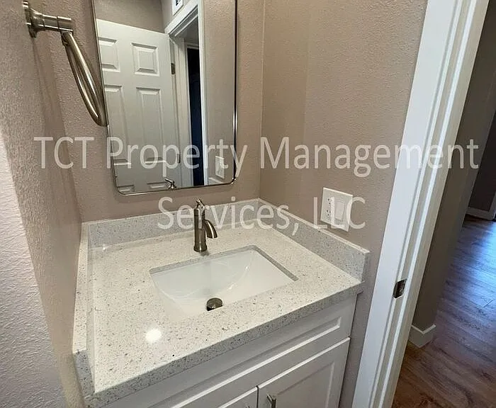 493 E Erie St #B — Photo 9