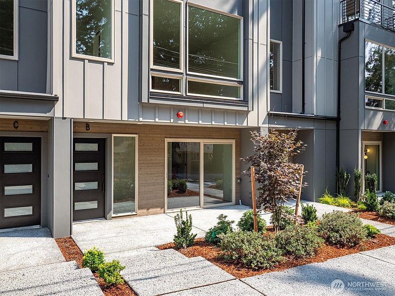 2nd image of 18032 - B Sunnyside Avenue N