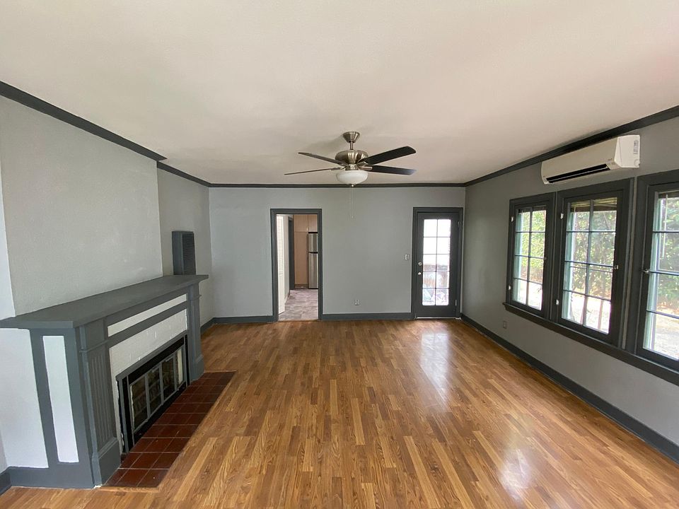 Mini split AC and ceiling fan in living room