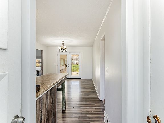5th image of 104 Lady Marion Dr