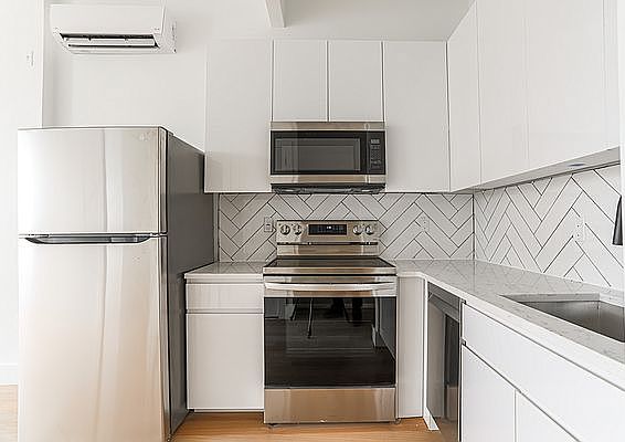 2nd image of 1116 Putnam Ave APT 3
