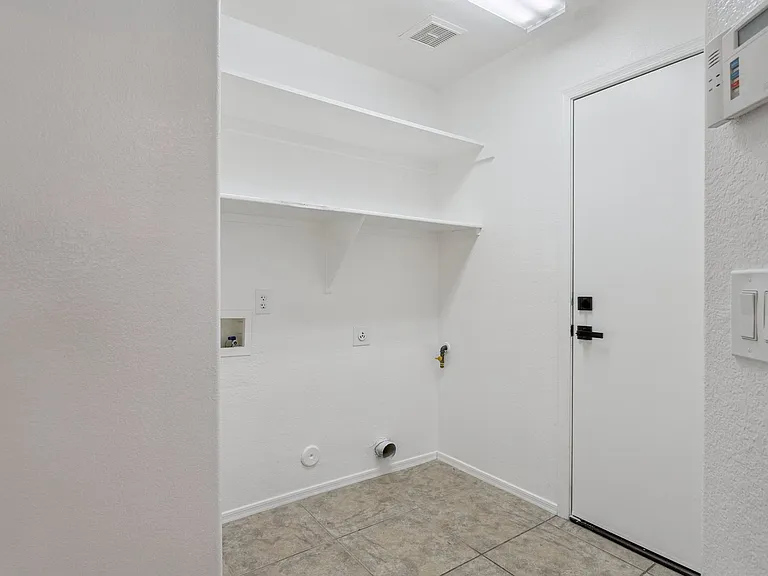 1556 N Rockwell Ct — Photo 25