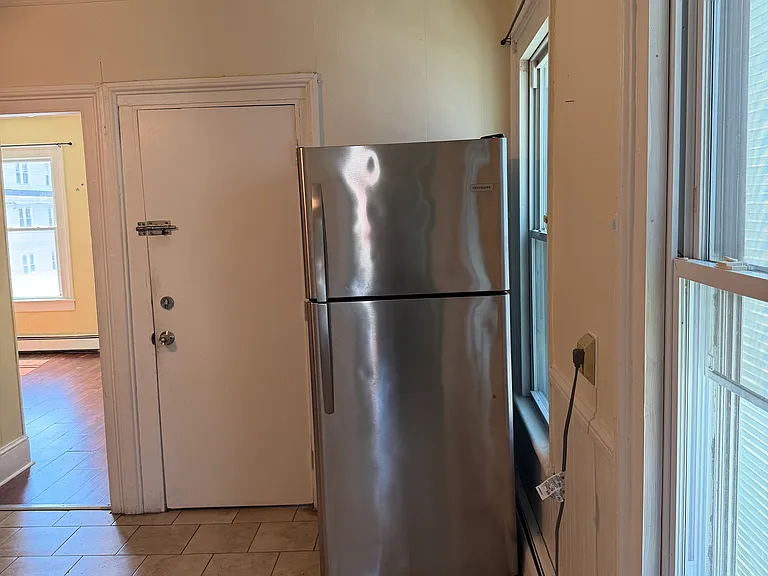 961 Hancock Ave — Photo 3