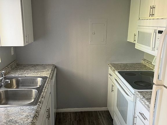 3rd image of 444 W 6th Pl APT 208