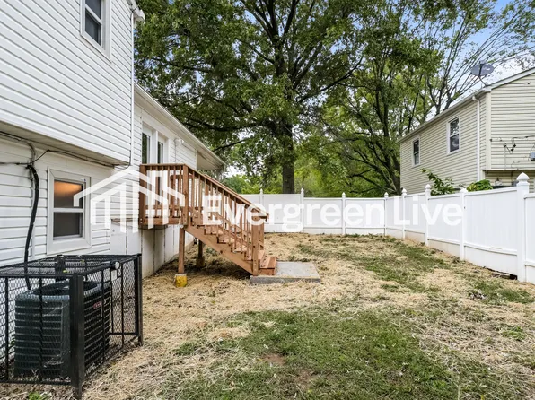 2455 Teakwood Manor Dr, Florissant, MO 63031
