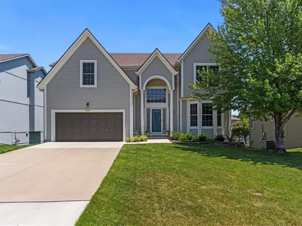 5825 Woodstock St, Shawnee, KS 66218