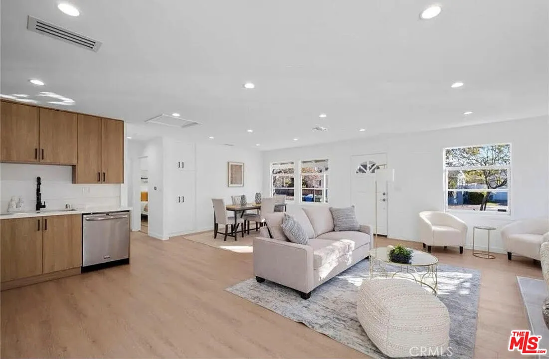 3 bed, 2.0 bath, 1297 sqft, $4,999 — Photo 3