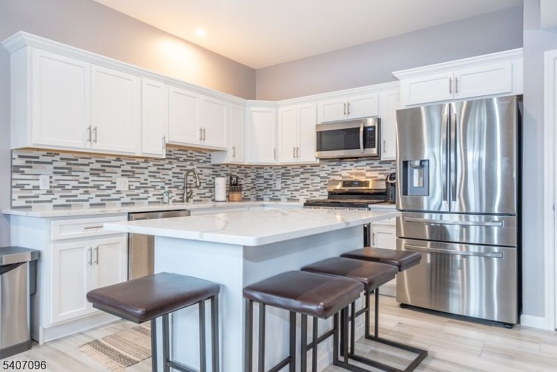 1st image of 165 Lakeside Rd #6