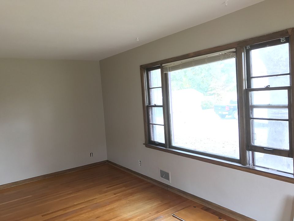 Living room w hardwoods