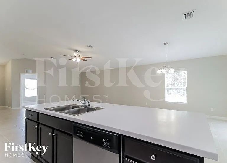 150 Breakwater St SE — Photo 4