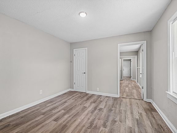 4th image of 1621 Oakwood St