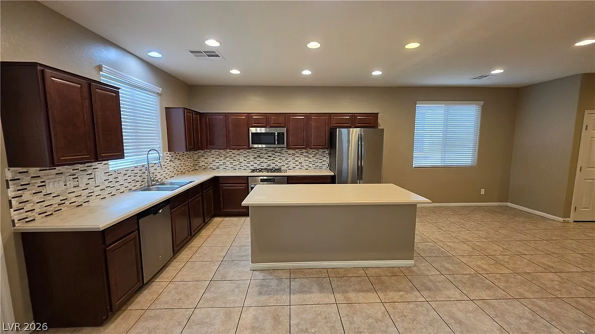 3 bed, 2.5 bath, 2323 sqft, $2,477 — Photo 3