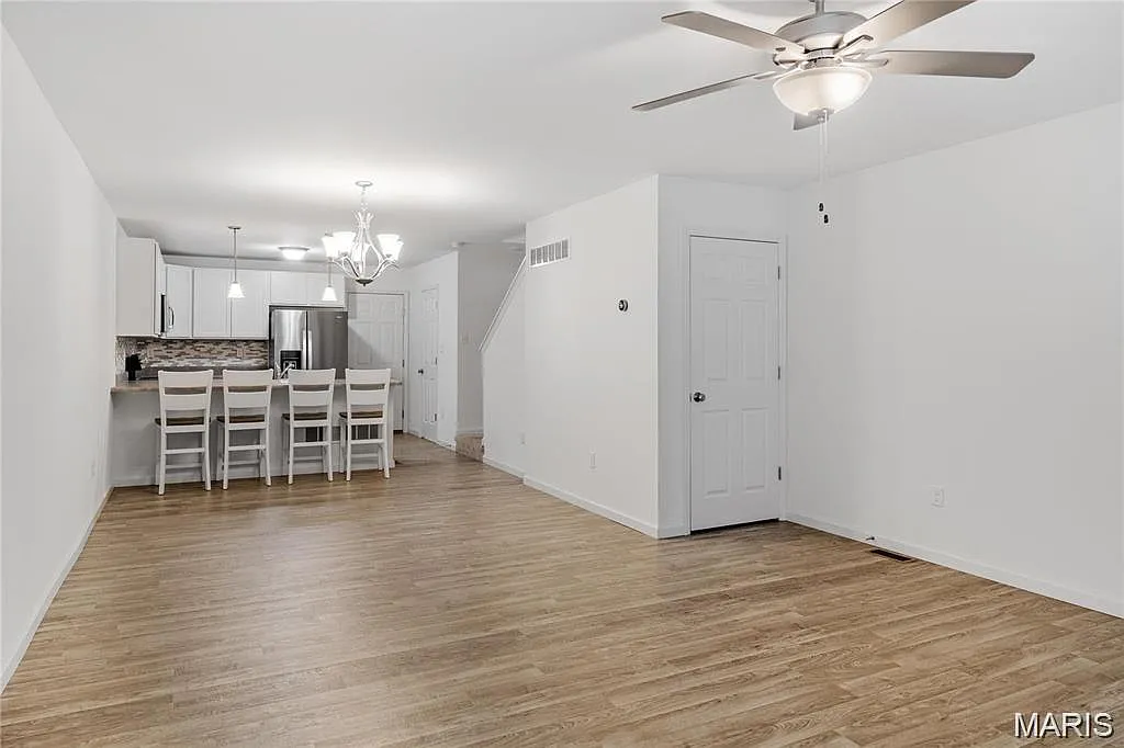 3 bed, 2.5 bath, 1380 sqft, $2,300 — Photo 3