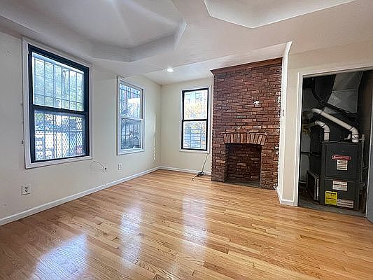 3rd image of 187 Montrose Ave #2R