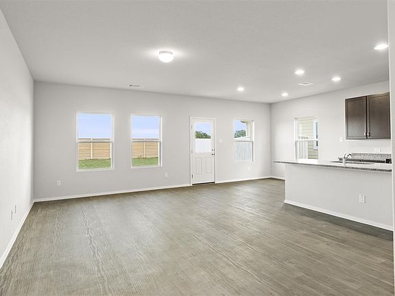 5th image of 401 Hortus Dr