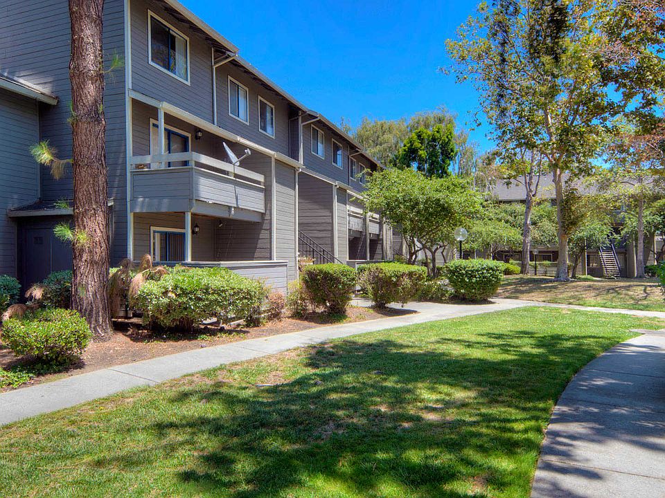 Briarwood Apartments Building and Walkways