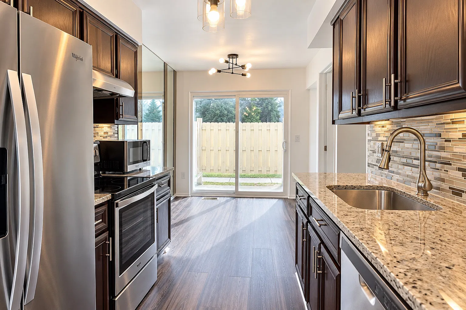 2 bed, 910 sqft, $1,695 — Photo 2