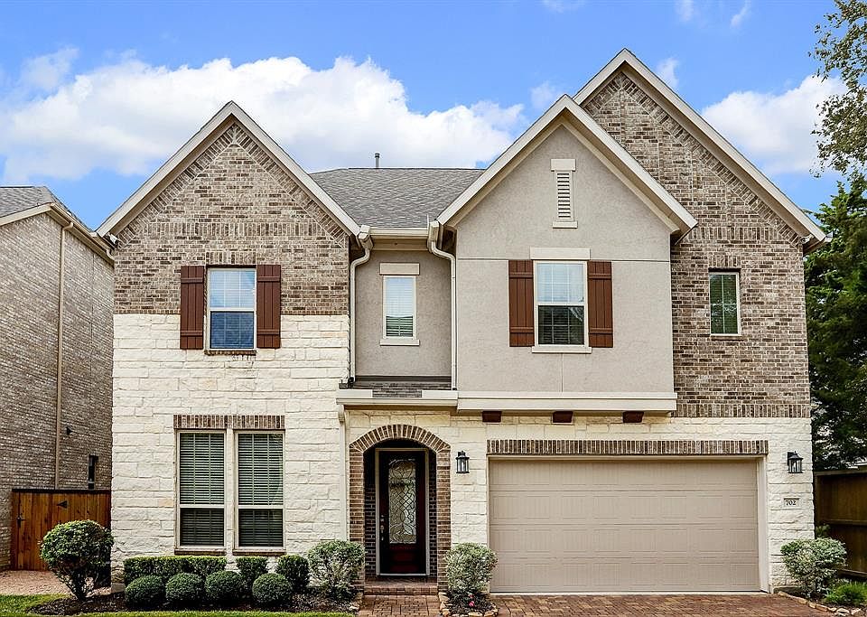 Stunning single family home in gated community, with easy access to Houston's Energy Corridor, while still attending award winning Katy schools.