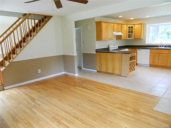 5th image of 58 Basswood Ct
