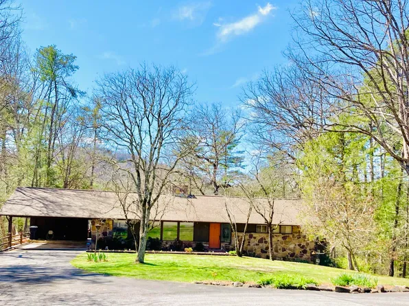 614 Laurel Dr, Pigeon Forge, TN 37863