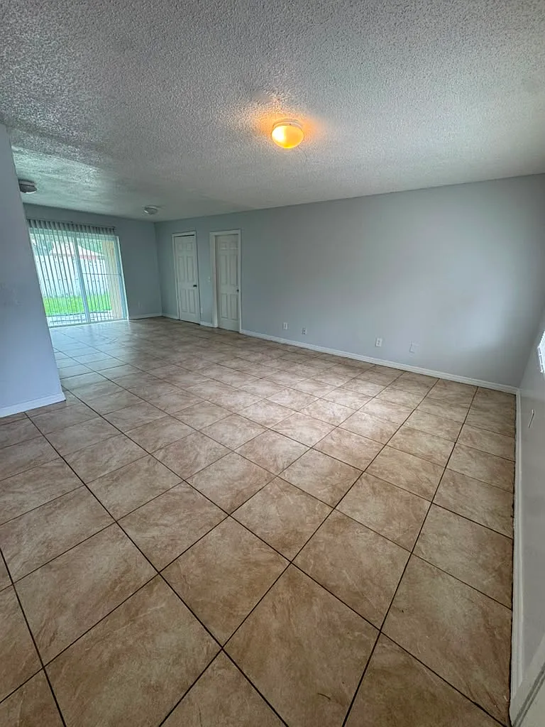3 bed, 952 sqft, $1,950 — Photo 4