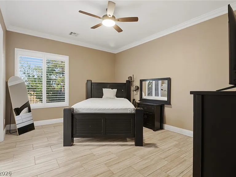 300 E Lacy Ln — Photo 66