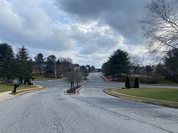 5th image of 4 Country Hills Dr