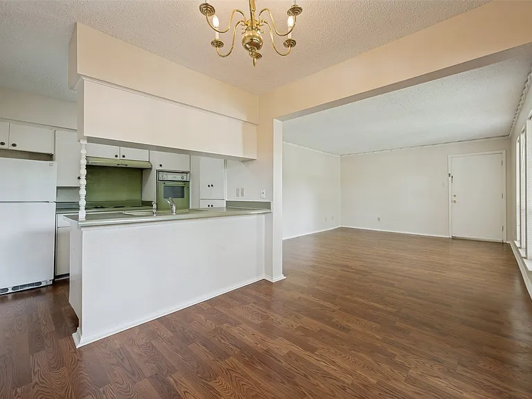 5838 Sandhurst Ln — Photo 6
