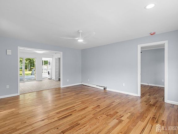 4th image of 618 Wood Ave