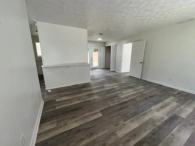 920 Rosewood Dr — Photo 4