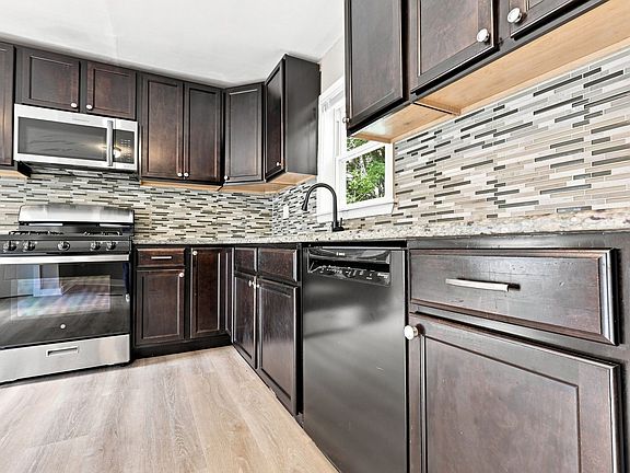 5th image of 34 W School St