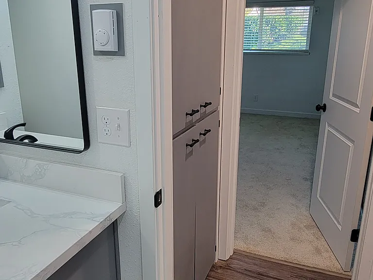 main bath going to bedroom