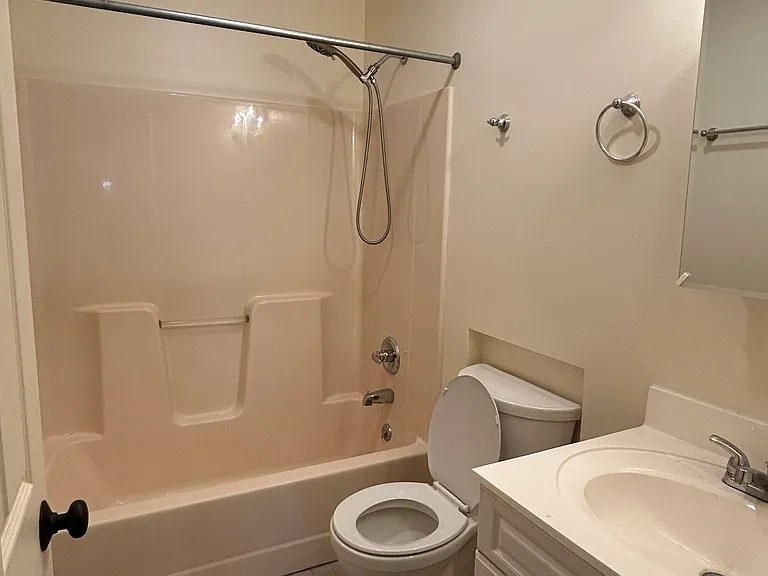 550 W 9th St #B — Photo 7