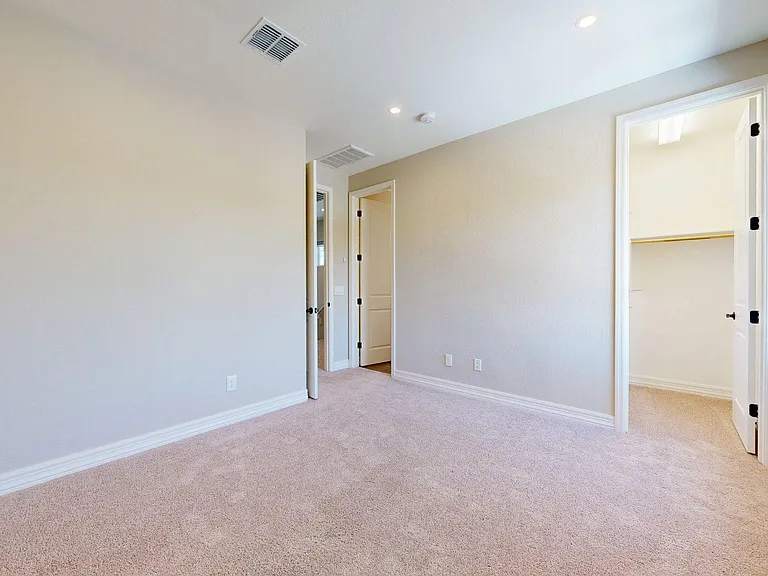 209 E Beatryce St — Photo 20