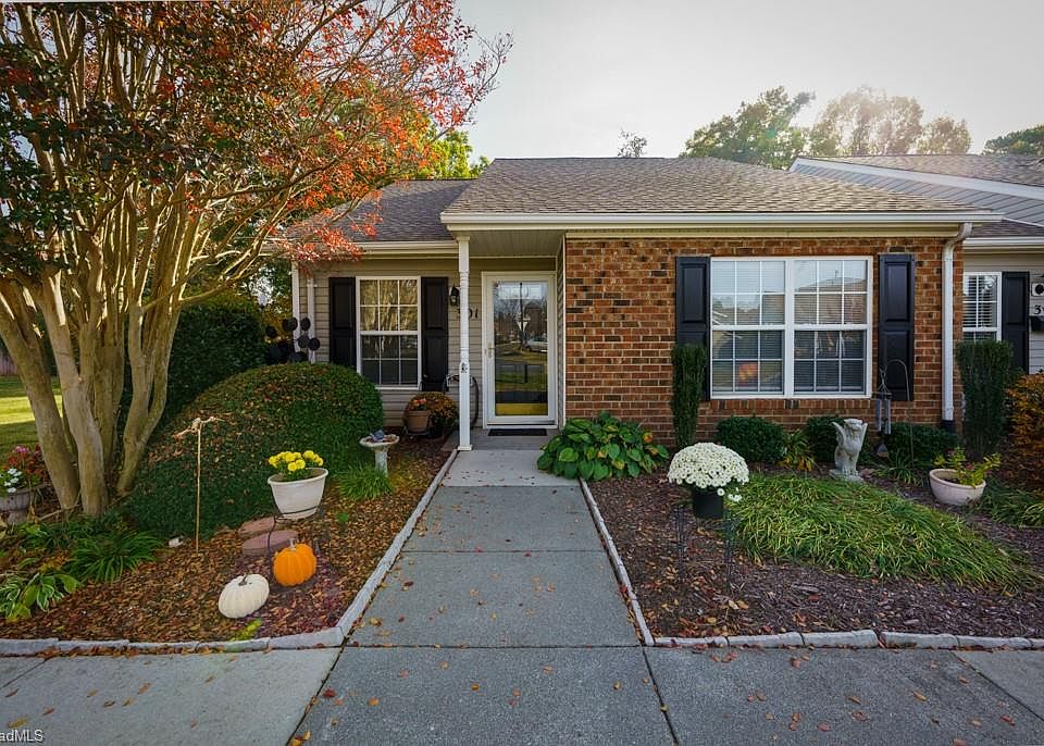 1st image of 301 Campbell Gardens Rd