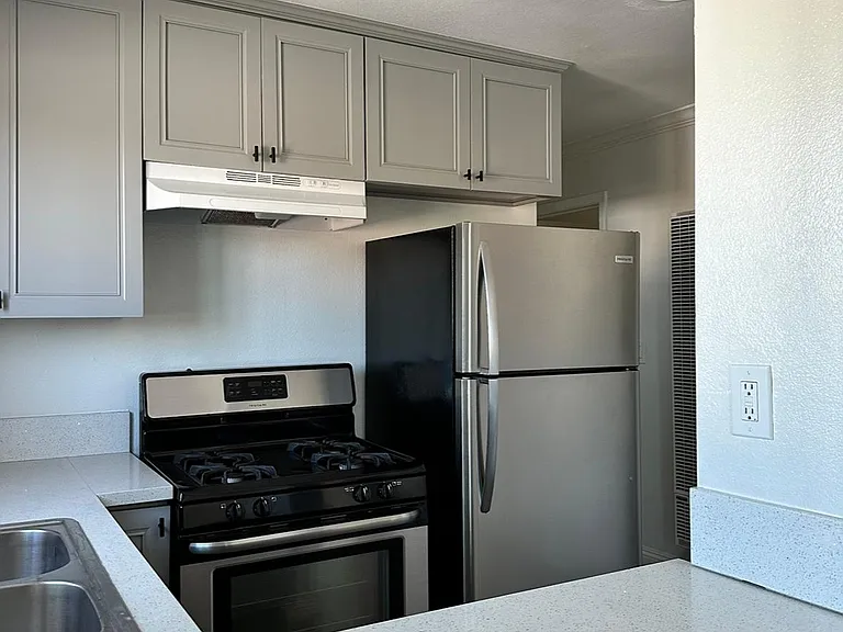 940 New Depot St #6 — Photo 1