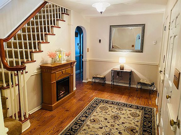 Large foyer/two coat closets