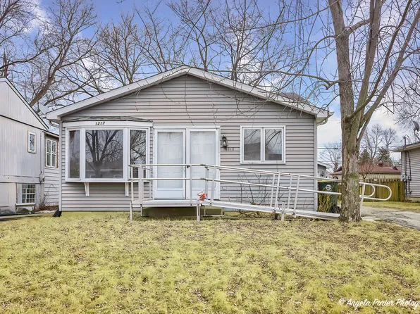 1217 Villa Vista Dr, Round Lake Beach, IL 60073