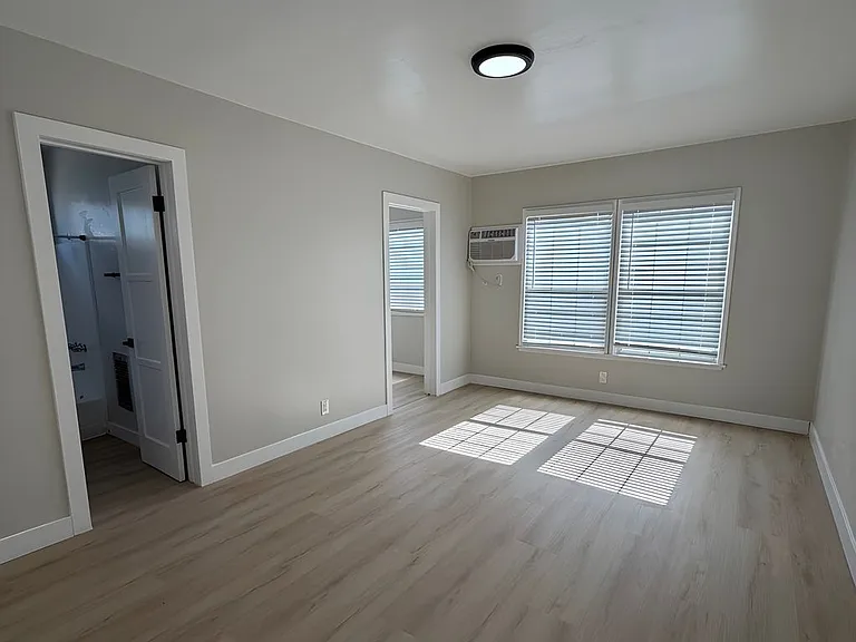 3039 W Vernon Ave — Photo 1