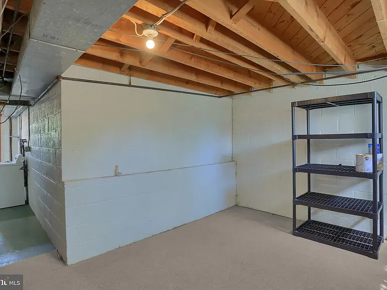 251 W Willow St — Photo 4