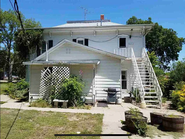 510 E 2nd St — Photo 12