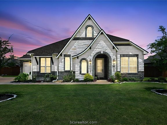 2nd image of 1928 Spanish Moss Dr