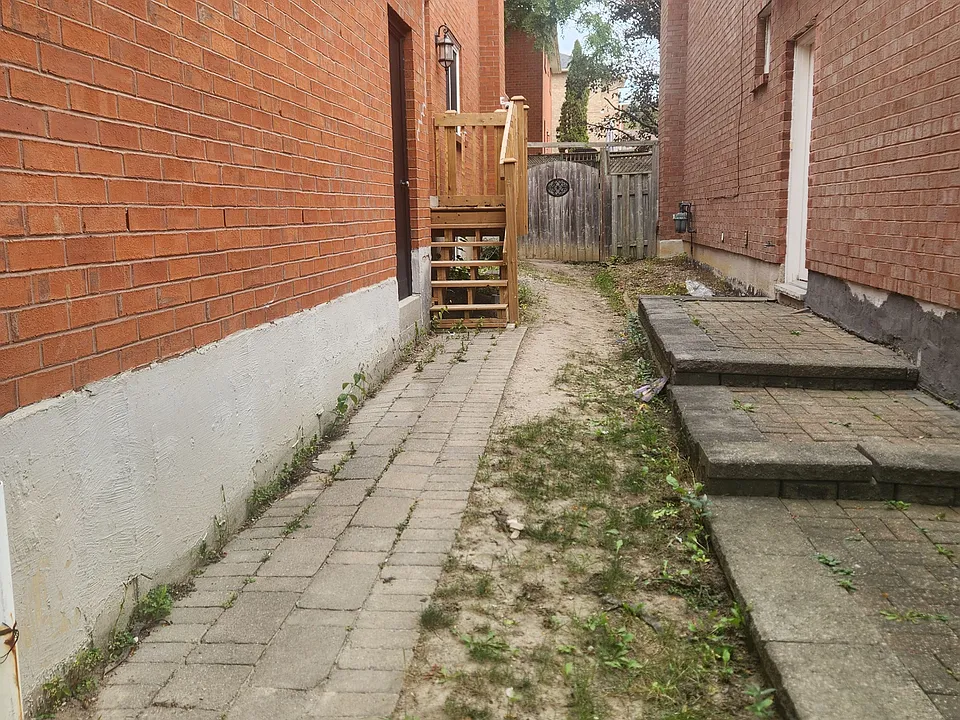 16 Mantell Cres #BSMNT