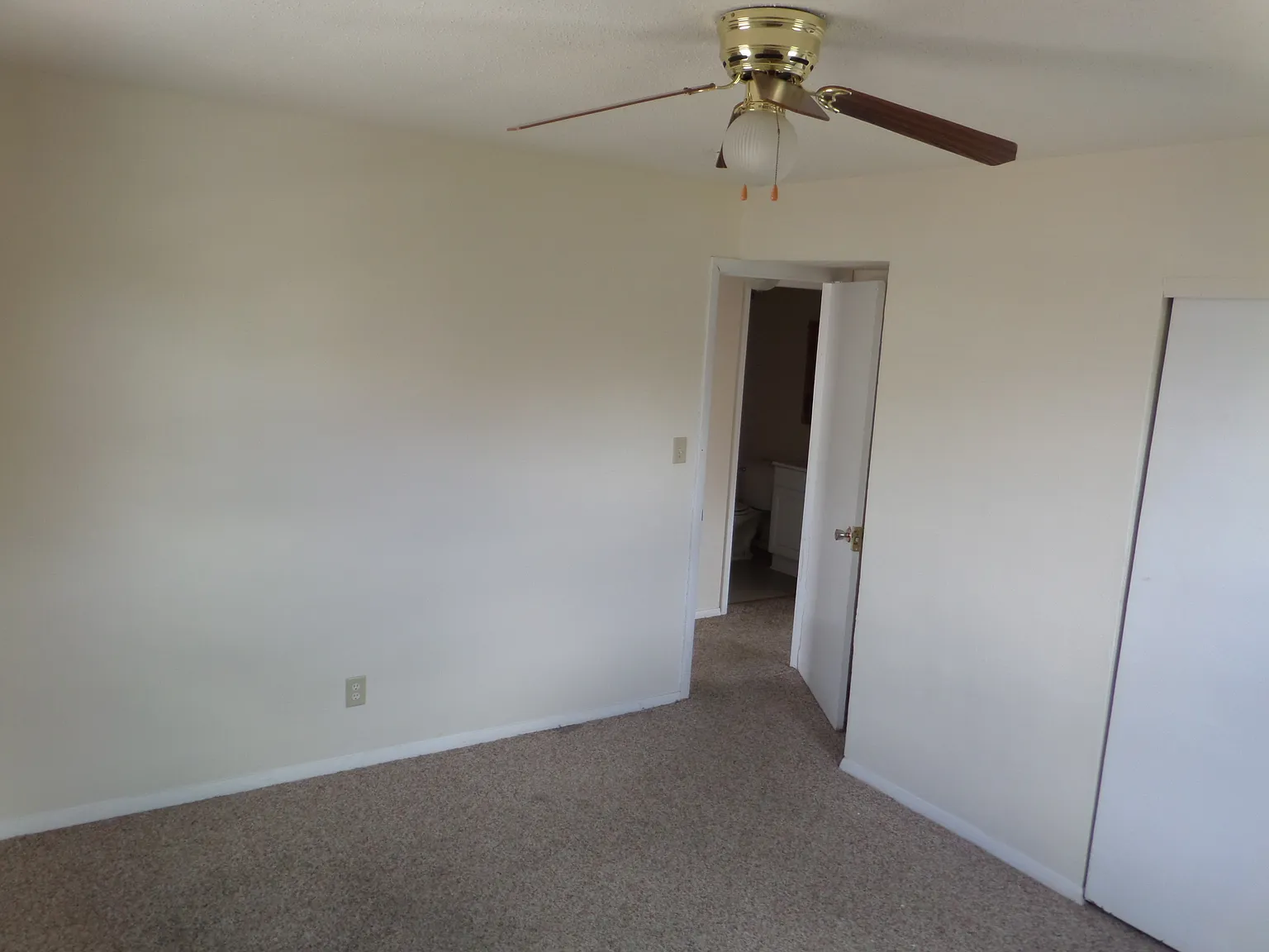 2 bed, 900 sqft, $1,050 — Photo 4