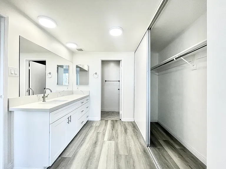 Occidental Towers Apartments — Photo 153