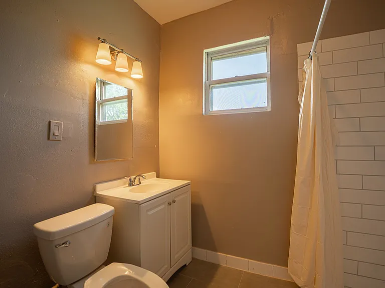 2348 S Kinnickinnic Ave — Photo 11